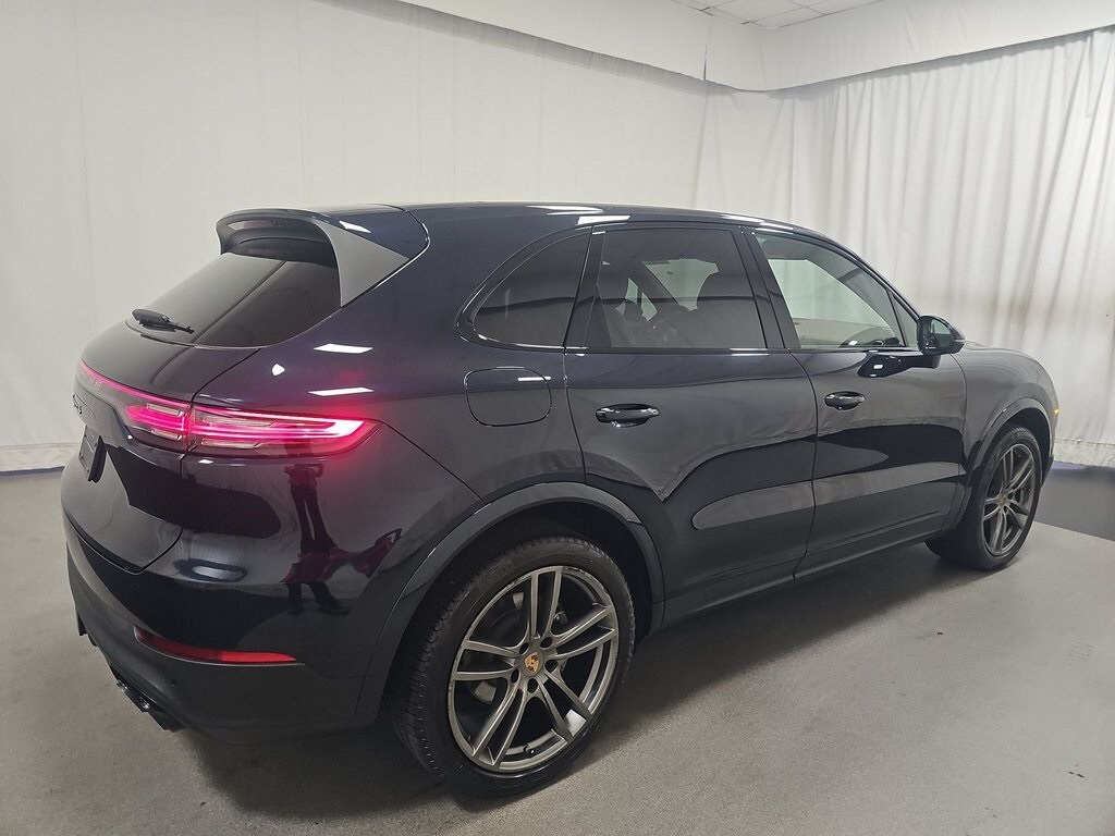 2022 Porsche Cayenne S photo 2