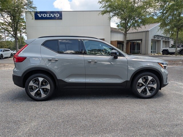 2026 Volvo XC40 Plus photo 2
