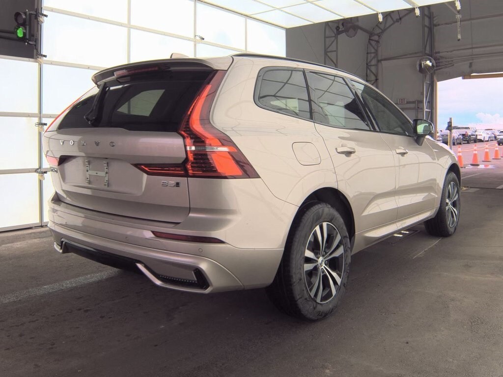 2025 Volvo XC60 B5 Core photo 3