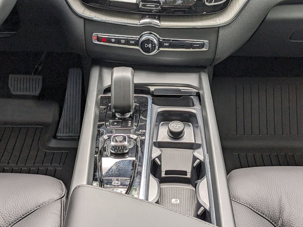 2025 Volvo XC60 Plus - Photo 20