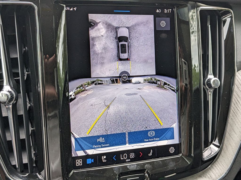 2025 Volvo XC60 Plus - Photo 23