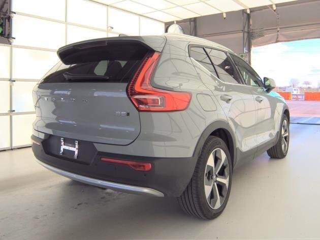 2025 Volvo XC40 Plus photo 4