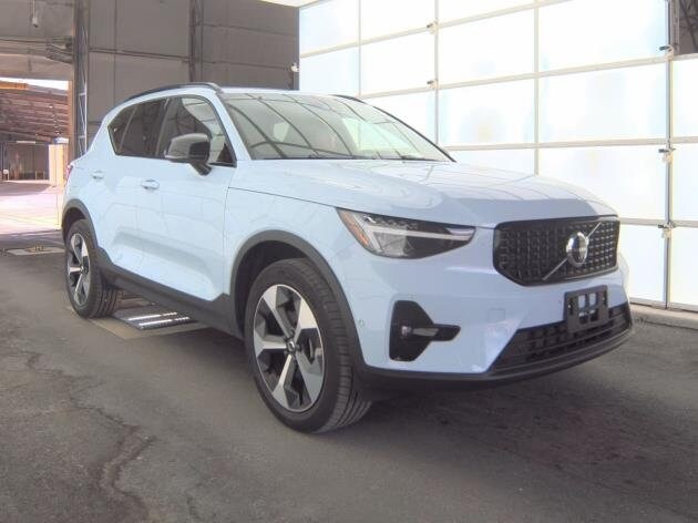 2025 Volvo XC40 Plus photo 2