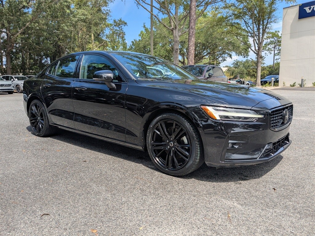 2024 Volvo S60 B5 Plus Black Edition photo 2