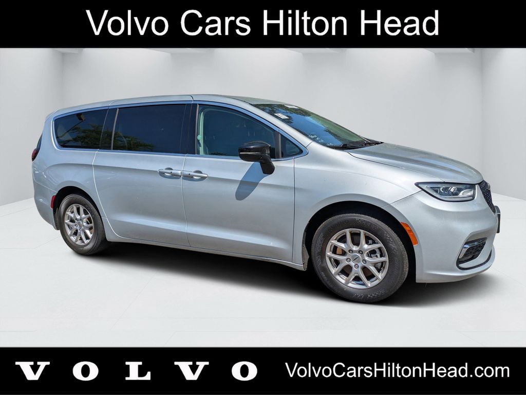 2024 Chrysler Pacifica Touring L's photo