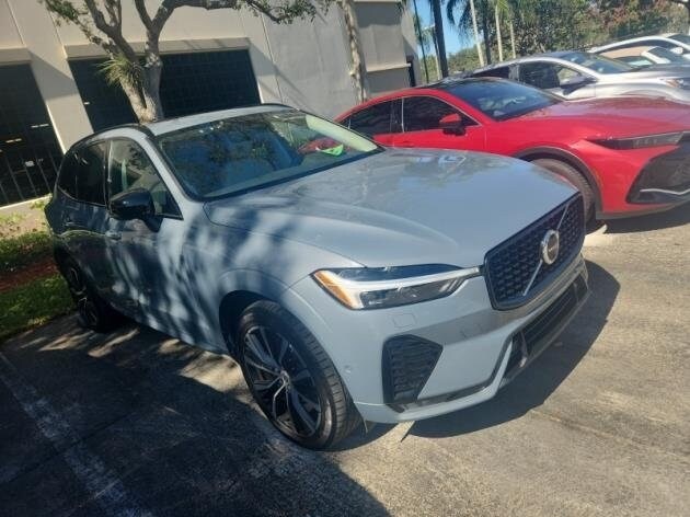 2023 Volvo XC60 B5 Plus photo 2