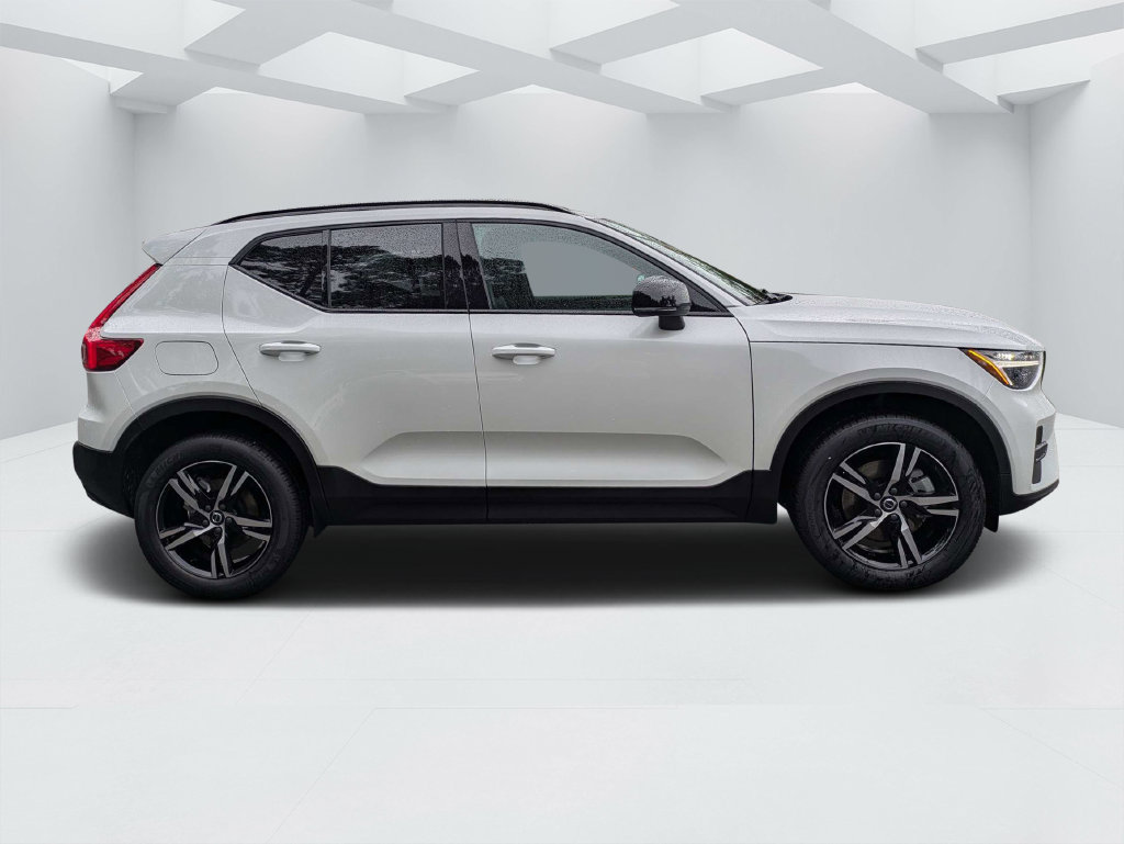 New 2026 Volvo XC40 B4 Core SUV