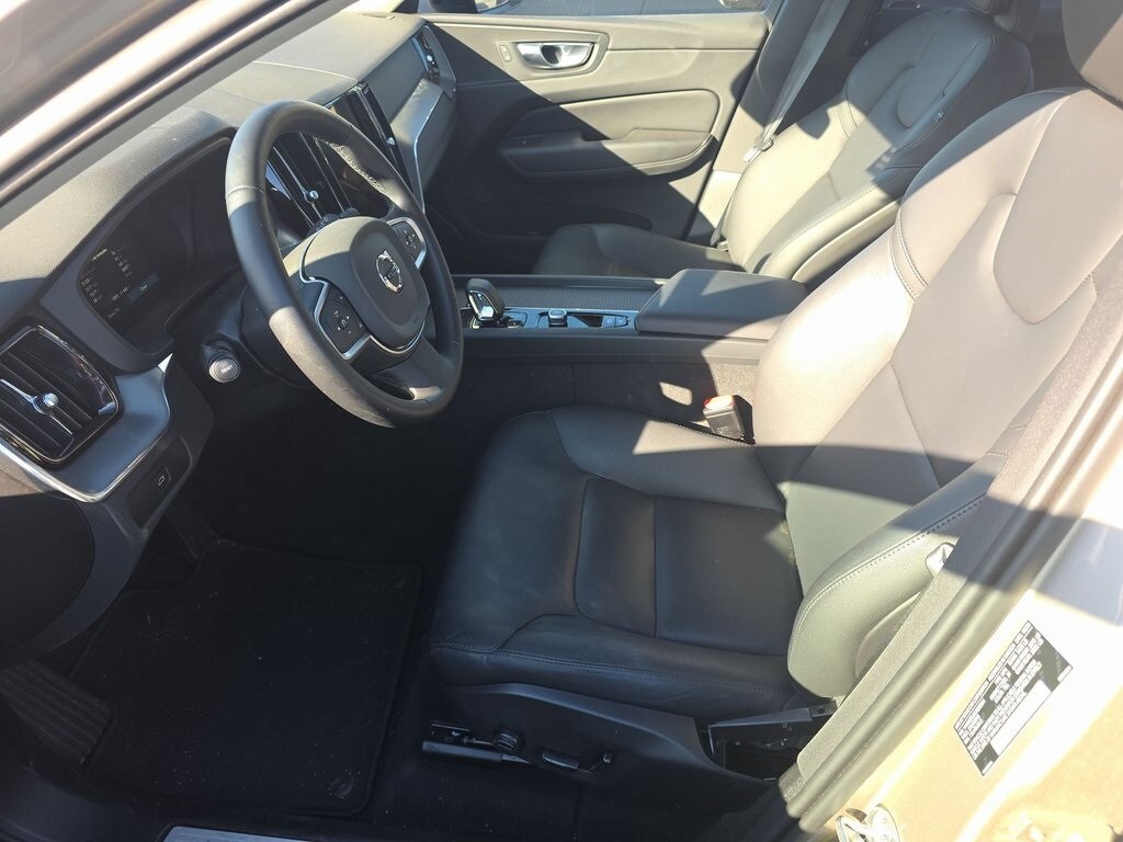 2025 Volvo XC60 B5 Core photo 4
