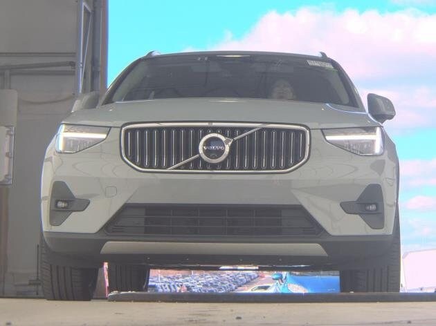 2025 Volvo XC40 Plus photo 3