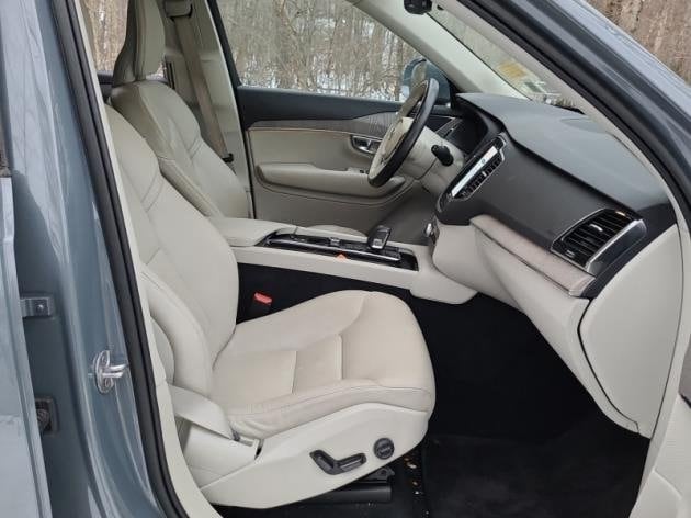 2023 Volvo XC90 Plus's photo