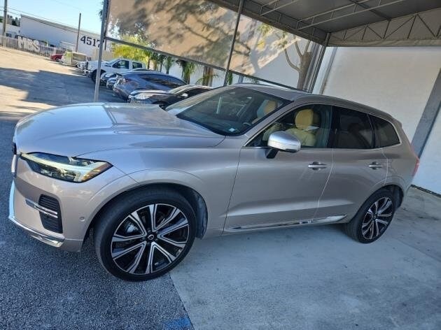 2023 Volvo XC60 B5 Ultimate photo 2