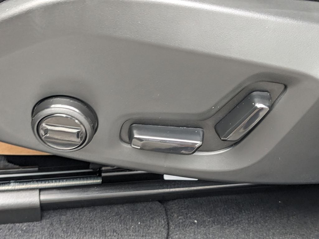 2025 Volvo XC60 Plus - Photo 21