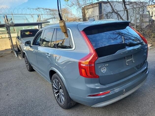 2022 Volvo XC90 T6 Momentum photo 3