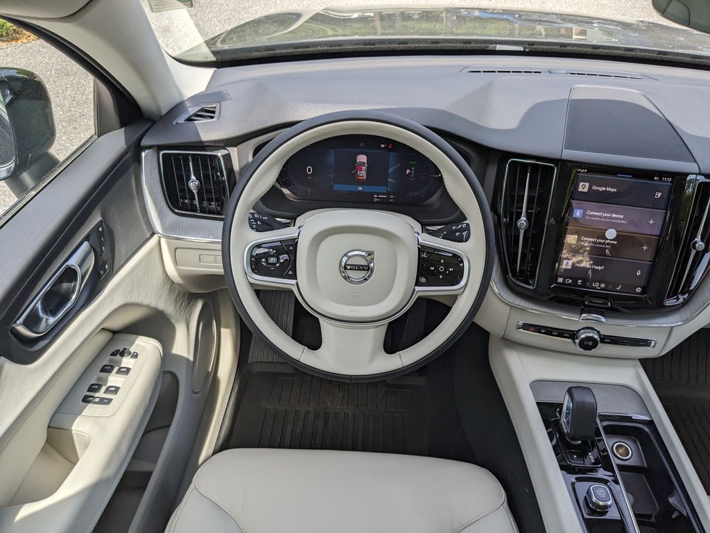 2025 Volvo XC60 Plus - Photo 17