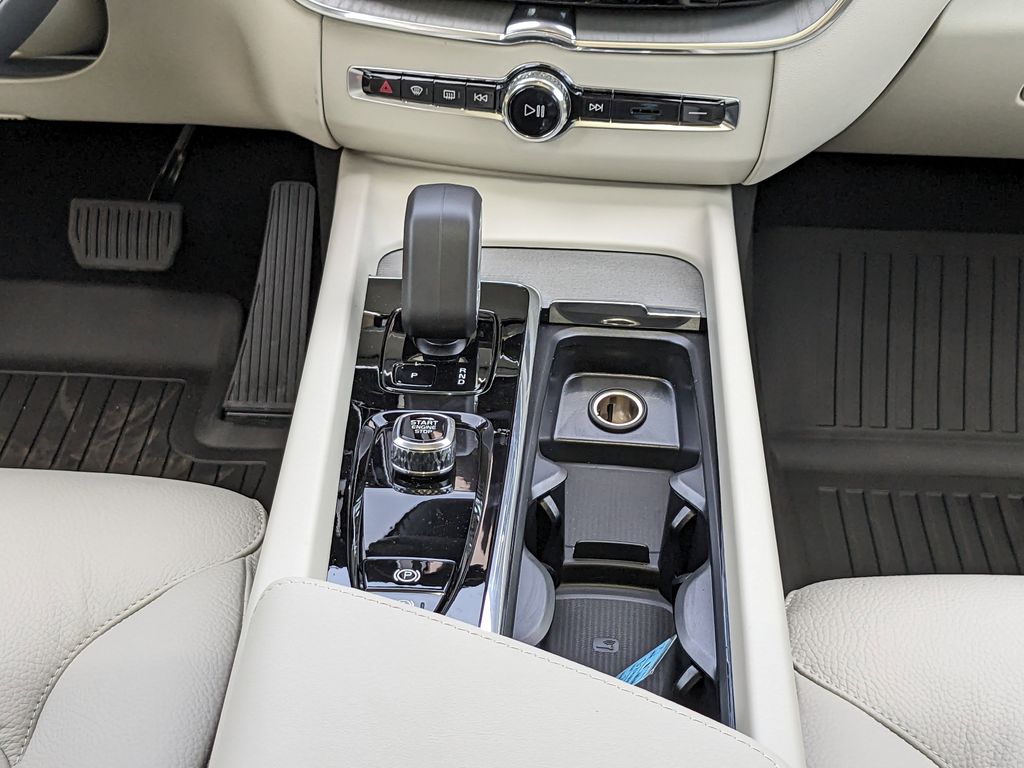 2025 Volvo XC60 Plus - Photo 20