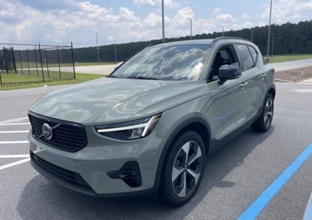 Used 2025 Volvo XC40 B5 Plus Dark Theme SUV