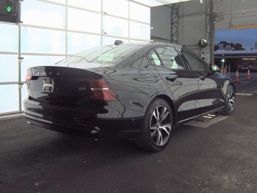 2025 Volvo S60 B5 Plus photo 2