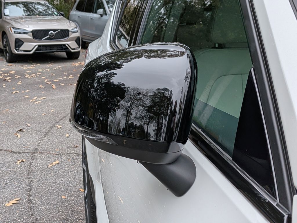 2026 Volvo XC40 Plus - Photo 10