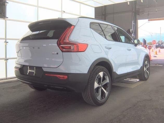 2025 Volvo XC40 Plus photo 4