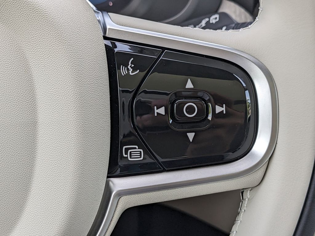 2025 Volvo XC60 Plus - Photo 29