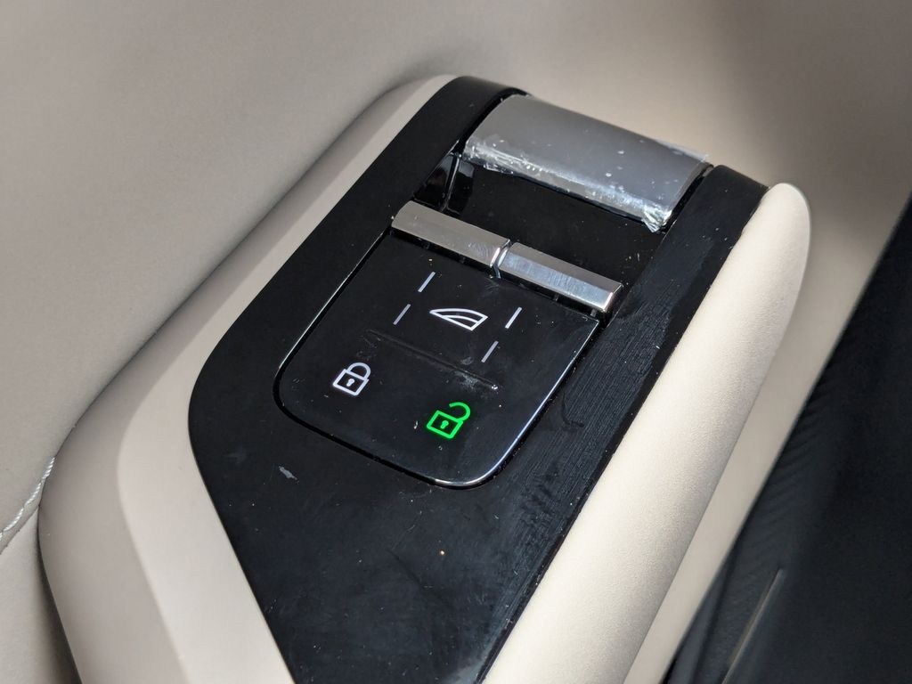 2025 Volvo EX90 Plus - Photo 26