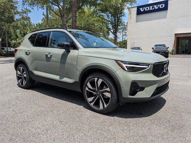 2025 Volvo XC40 Plus photo 2