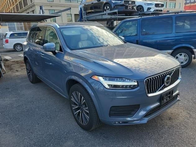 2022 Volvo XC90 Momentum's photo