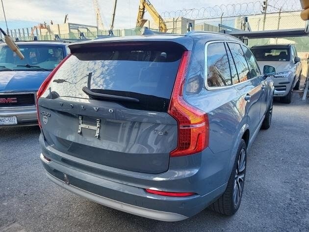 2022 Volvo XC90 T6 Momentum photo 4
