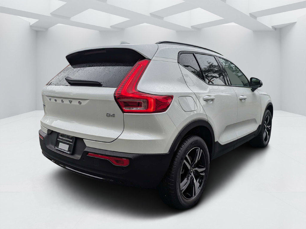 New 2026 Volvo XC40 B4 Core SUV