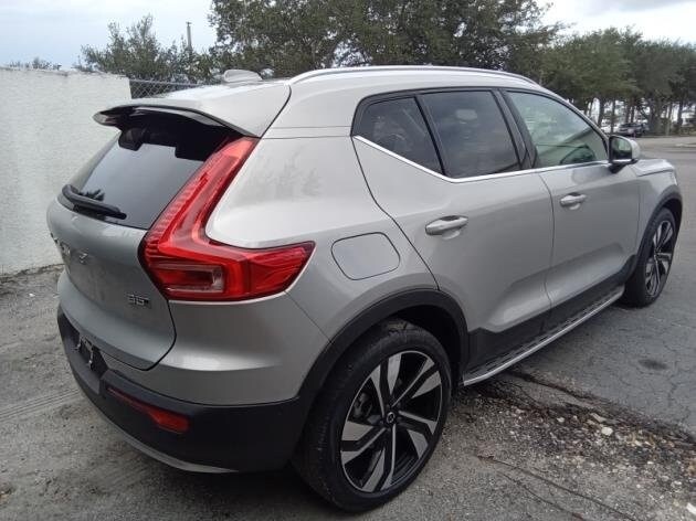 2023 Volvo XC40 Ultimate photo 2