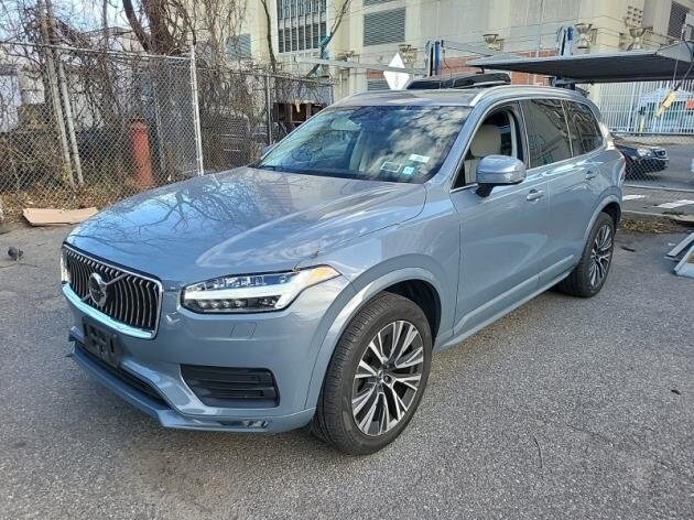 2022 Volvo XC90 T6 Momentum photo 2