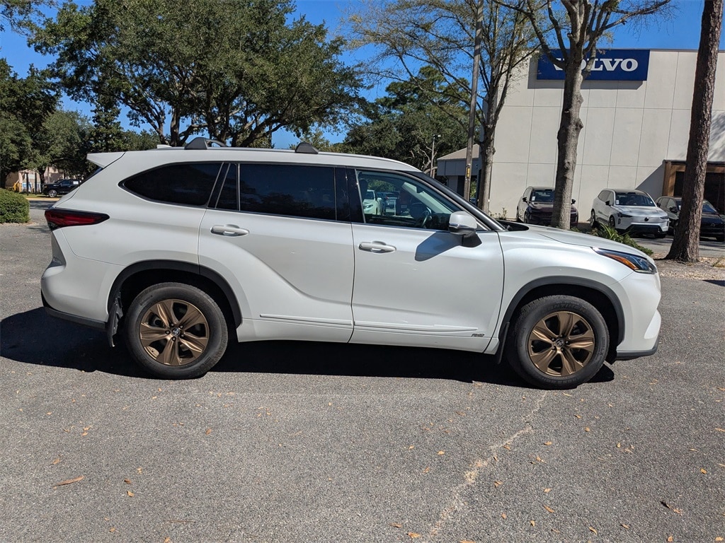 Used 2022 Toyota Highlander Hybrid Bronze Edition SUV