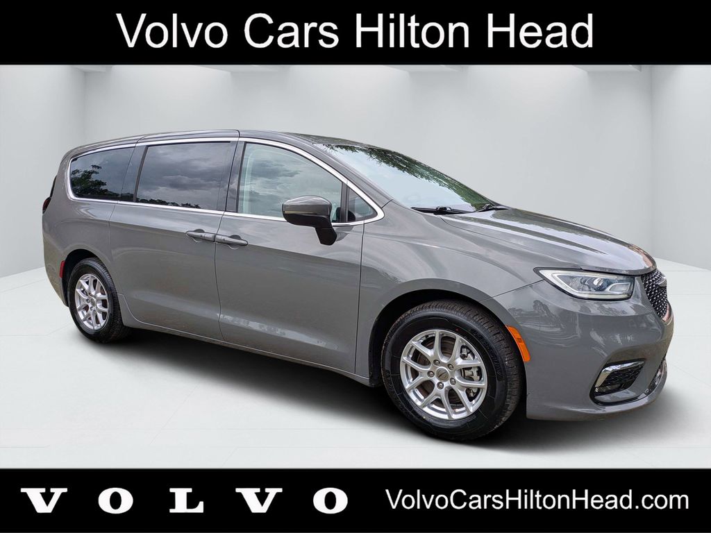 2023 Chrysler Pacifica Touring L's photo