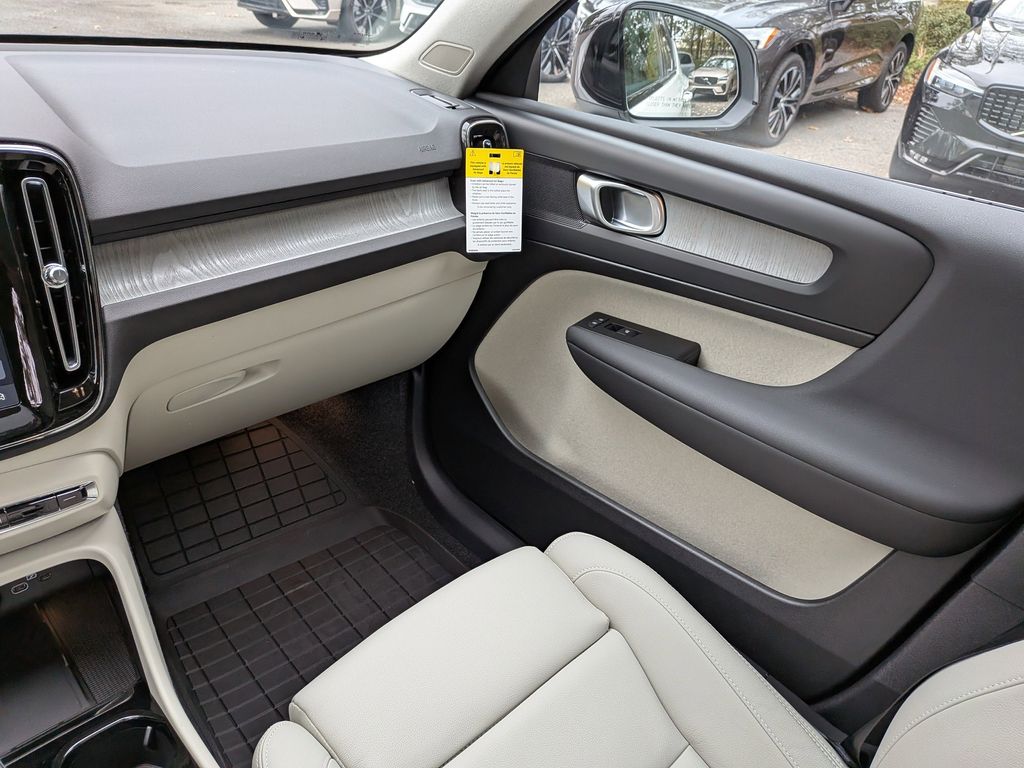2026 Volvo XC40 Plus - Photo 16