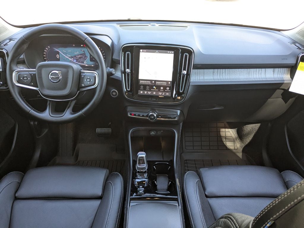 2026 Volvo XC40 Plus - Photo 15