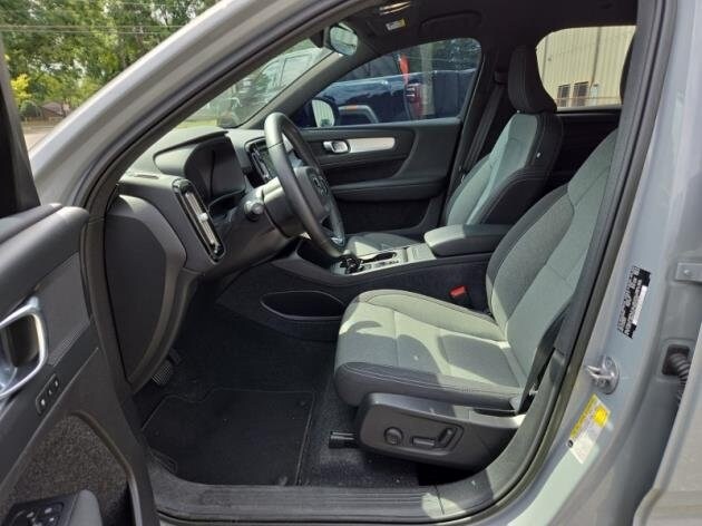 2024 Volvo XC40 Core photo 3