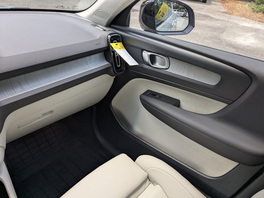 2026 Volvo XC40 Plus - Photo 17