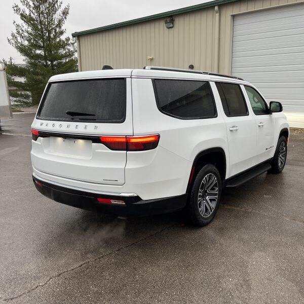 2024 Jeep Wagoneer L Series II photo 3