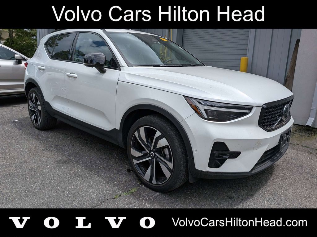 2023 Volvo XC40 B5 Ultimate Dark AWD's photo
