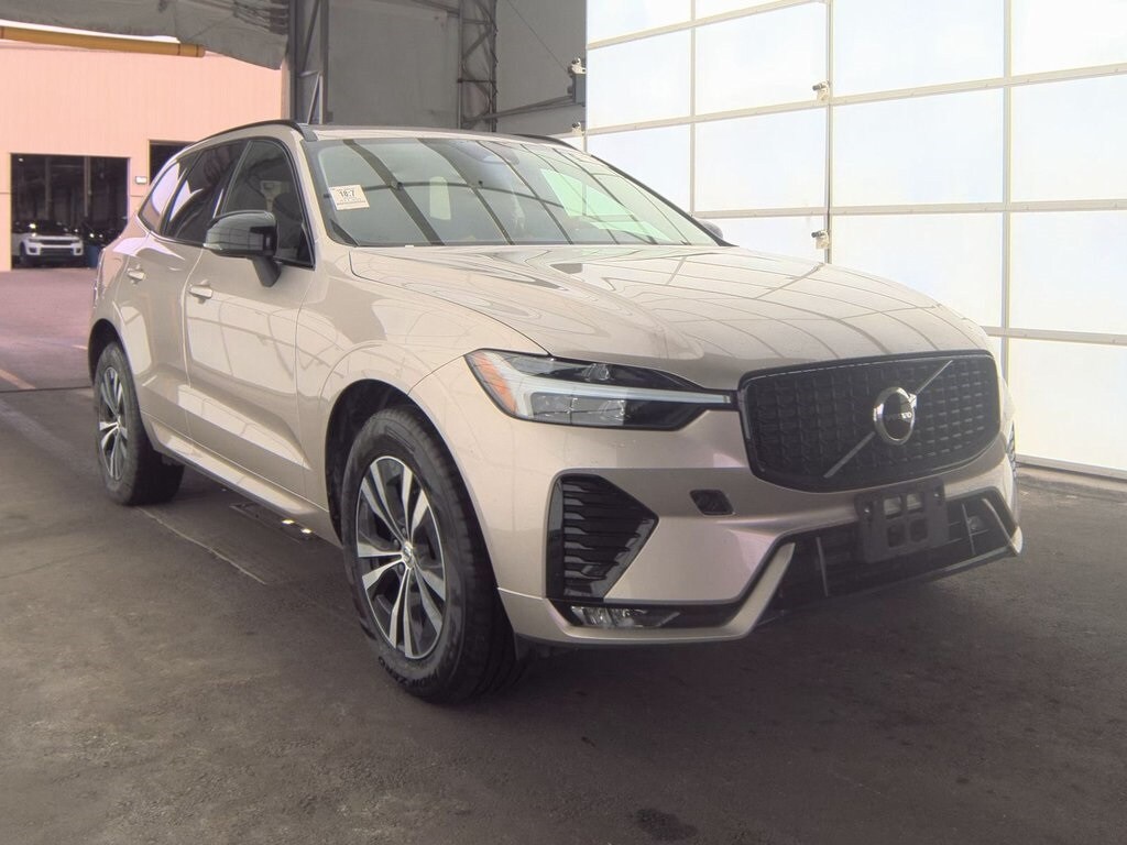2025 Volvo XC60 B5 Core photo 2