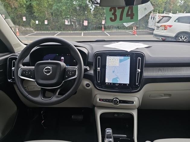 2024 Volvo XC40 Plus photo 3