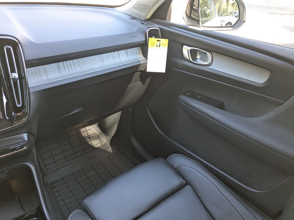 2026 Volvo XC40 Plus - Photo 17