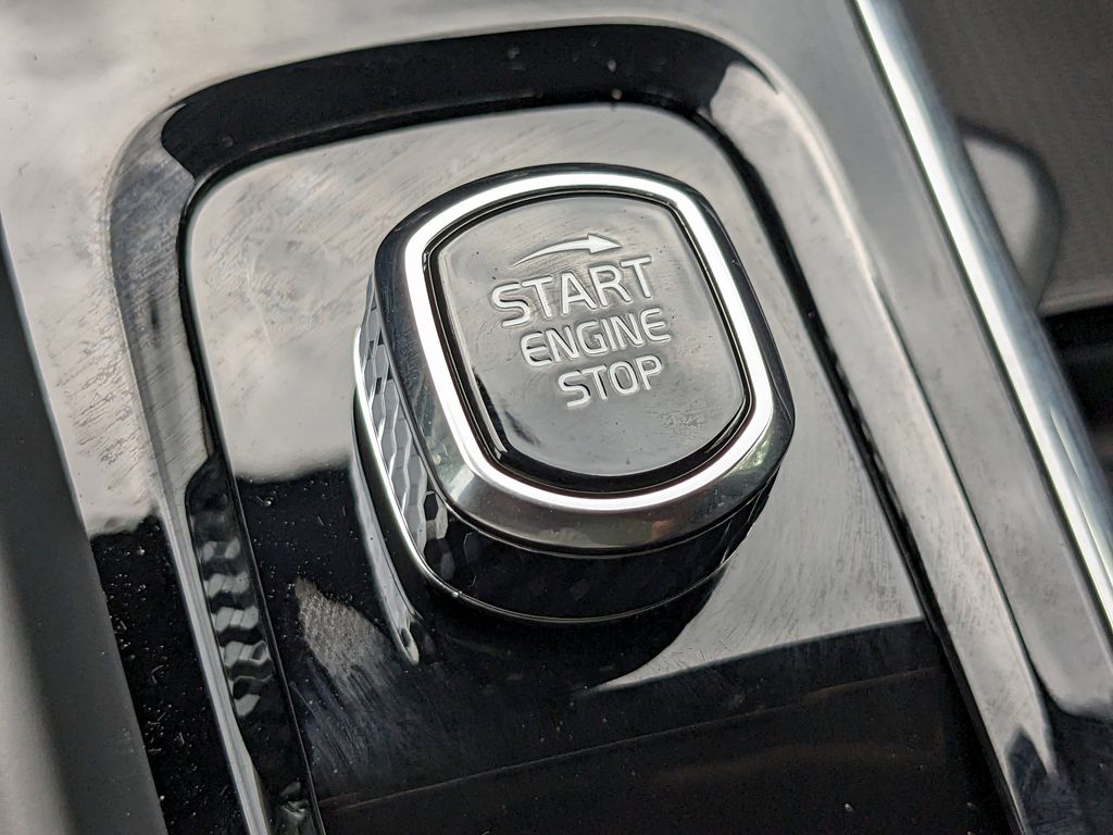 2025 Volvo XC60 Plus - Photo 31