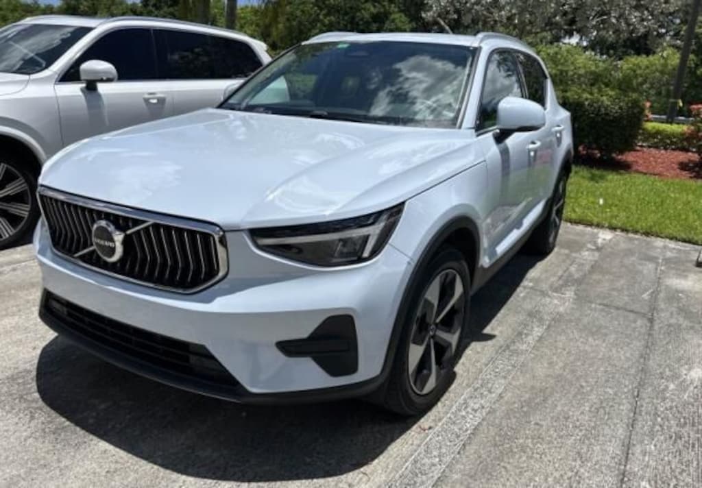 Used 2024 Volvo XC40 B5 Core SUV