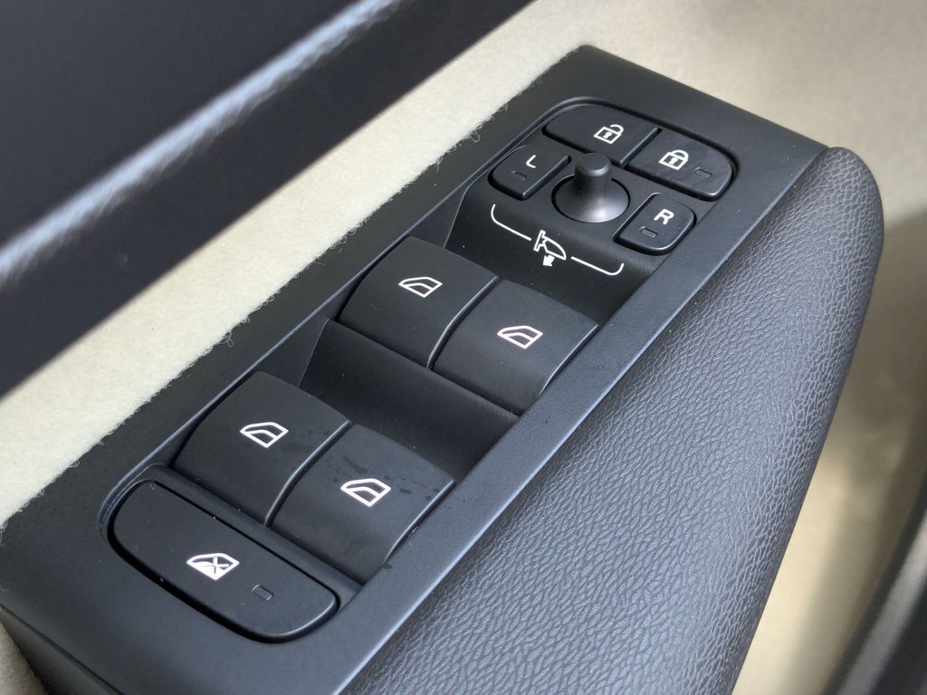 2026 Volvo XC40 Plus - Photo 26