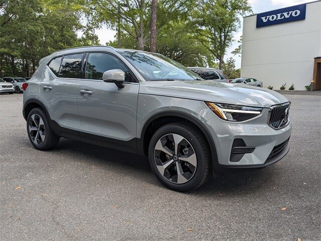 2025 Volvo XC40 Core photo 2
