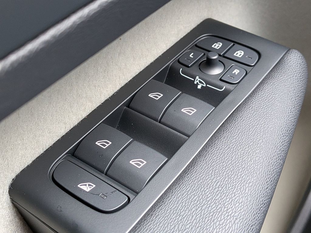 2026 Volvo XC40 Plus - Photo 26