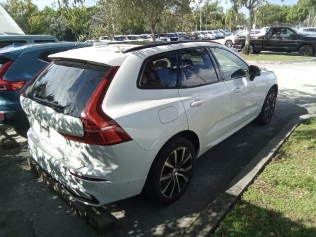 2023 Volvo XC60 B5 Plus photo 2