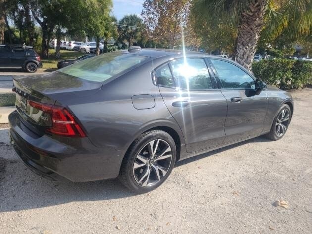 2023 Volvo S60 B5 Plus photo 3