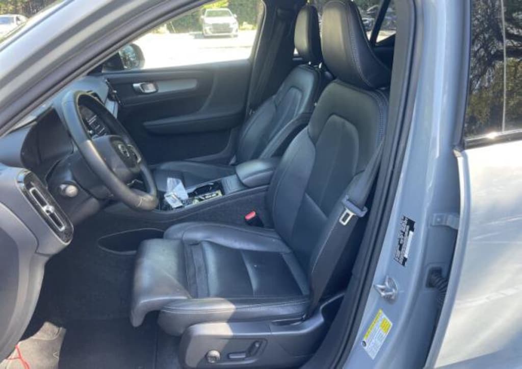 Certified 2025 Volvo XC40 B5 Plus Dark Theme SUV